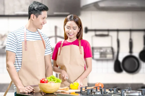 Pareja Asiática Cocinando Comida Con Utensilios Cocina Sala Cocina —  Fotos de Stock