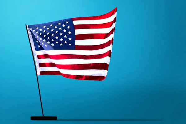 Американський Прапор Розмахує Повітрі Синім Фоном Липня Концепція — стокове фото