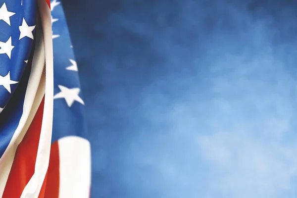 アメリカ国旗が青い背景に折り畳まれている 7月4日のコンセプト — ストック写真