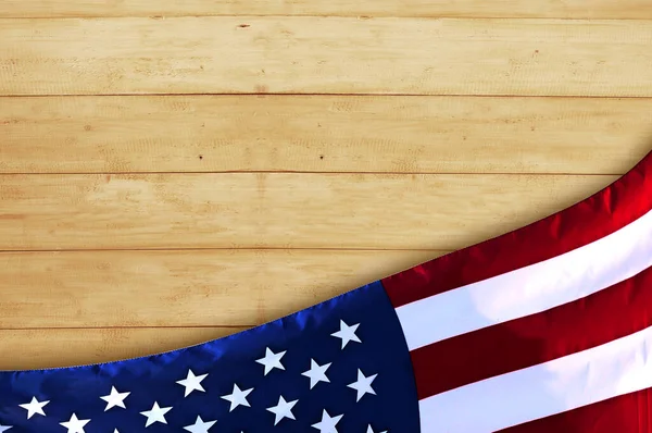 木製のテーブルの上にアメリカ国旗が折り畳まれている 7月4日のコンセプト — ストック写真