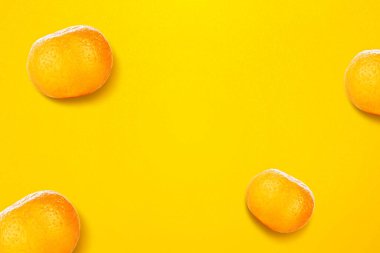 Parlak sarı arkaplanda portakallar