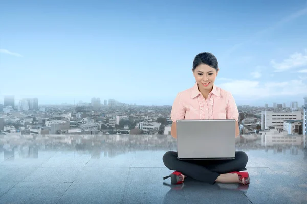 Asiatico Businesswoman Seduta Lettura News Suo Laptop Con Cityscape Sfondo — Foto Stock