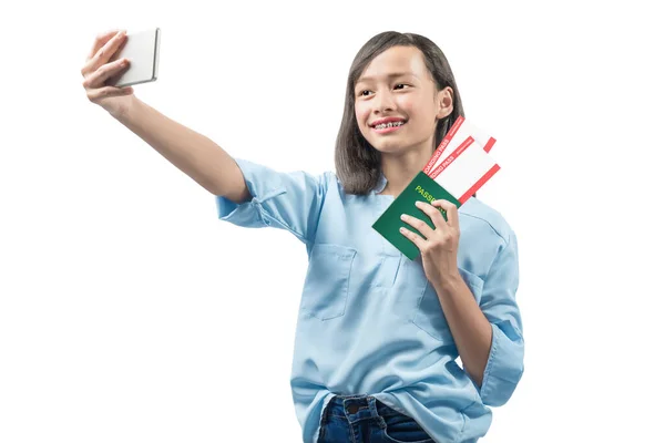 Asiatisches Mädchen Macht Selfie Mit Ticket Und Pass Das Isoliert — Stockfoto