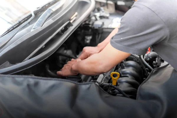 Mechanik Samochodowy Pracujący Nad Naprawą Silnika Garażu — Zdjęcie stockowe