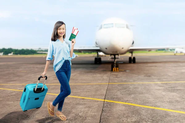 Mulher Asiática Com Uma Mala Segurando Bilhete Passaporte Aeroporto — Fotografia de Stock