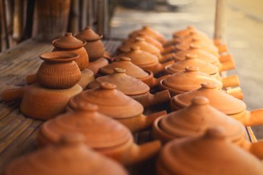 El yapımı kil çömlek: Tayland 'dan toprak eşyalar