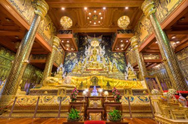Krathum Baen Bölgesi, Samut Sakhon, 8 Aralık 2019. Wat Tha Mai. Muhteşem Budist tapınağı. Yeni ana tapınak binası bir sanat eseri..
