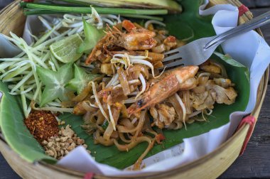 El yapımı bambudan yapılmış karidesli Pad Thai.