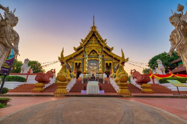 Krathum Baen Bölgesi, Samut Sakhon, 8 Aralık 2019. Wat Tha Mai. Muhteşem Budist tapınağı. Yeni ana tapınak binası bir sanat eseri..