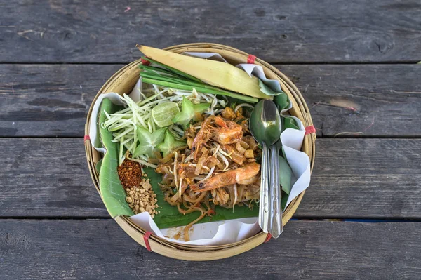 Almohadilla tailandesa con camarones en bambú hecho a mano dished — Foto de Stock