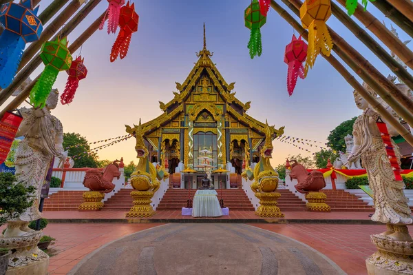 District de Krathum Baen, Samut Sakhon, 8 décembre 2019. Wat Tha Mai. Magnifique temple bouddhiste. Le nouveau bâtiment principal du temple est une œuvre d'art . — Photo