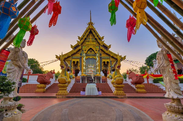 Krathum Baen Bölgesi, Samut Sakhon, 8 Aralık 2019. Wat Tha Mai. Muhteşem Budist tapınağı. Yeni ana tapınak binası bir sanat eseri..
