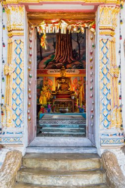 Amphawa Bölgesi, Samut Songkhram / Tayland / 23 Şubat 2020: Wat Mueang Mai. Tapınak rıhtımda yer almaktadır. Huzurlu bir atmosferi var. Eski kilise hala görülecek..