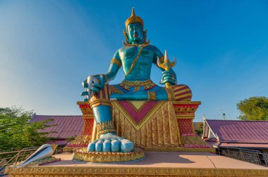 Ban Pho, Chachoengsao / Tayland / 16 Şubat 2020: Wat Sanam Chan. Bang Pakong nehri yakınındaki tapınaktan çık. Sıra dışı heykeller.