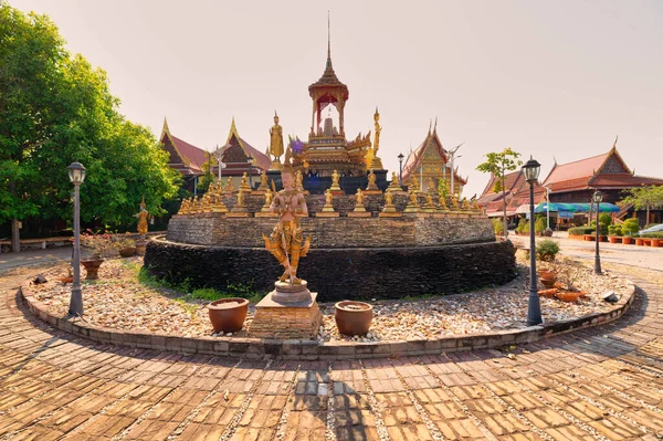 Amphawa Bölgesi, Samut Songkhram / Tayland / 23 Şubat 2020: Wat Wat Bang Khae Noi. Hem tapınağın içinde hem de dışında oyulmuş odunlar yüzünden eşsiz bir tapınak..