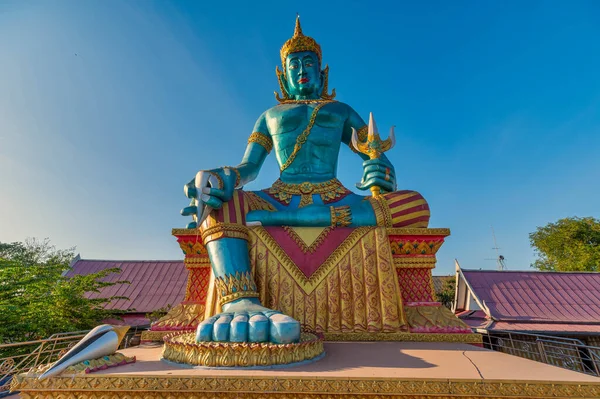 Ban Pho, Chachoengsao / Tayland / 16 Şubat 2020: Wat Sanam Chan. Bang Pakong nehri yakınındaki tapınaktan çık. Sıra dışı heykeller.