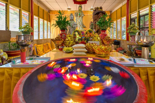 Mueang Sing Buri Bölgesi, Sing Buri, Tayland, 1 Şubat 2020: Wat Phra Non Chakkrasi Worawihan, yerel halk tarafından saygı duyulan, büyük bir Sukhothai tarzı yaslanan Buda imajı..