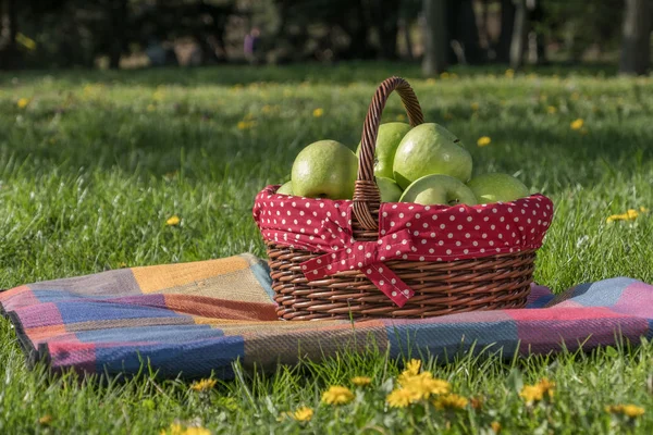 sepetteki yeşil elmalar