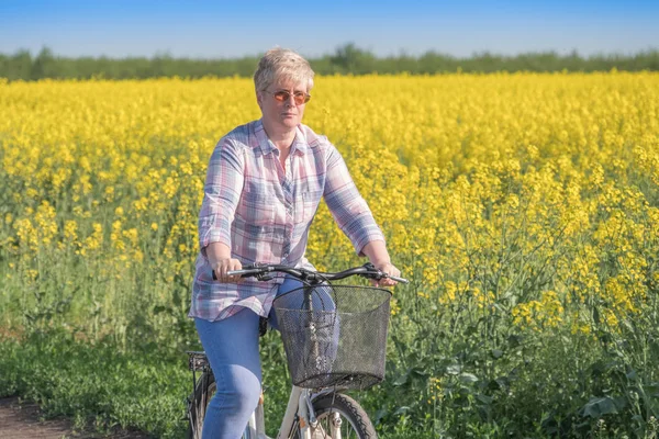 Kadın bir bisiklet sürme