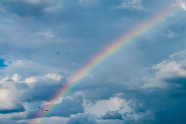 Gökkuşağı ile gökyüzünde bulutlar