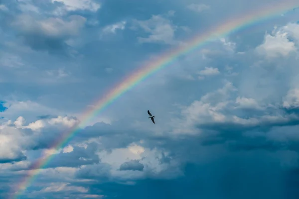 Gökkuşağı ile gökyüzünde bulutlar