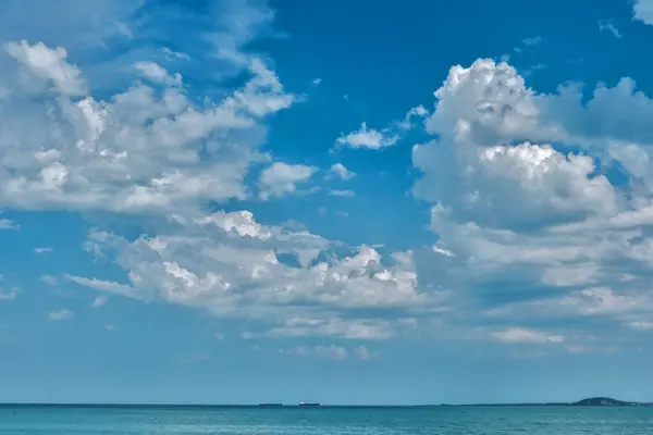 Denizin üzerinde gökyüzünde bulutlar