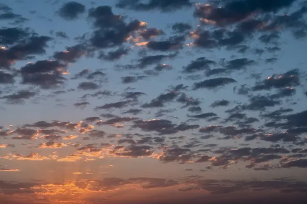 Günbatımı / gündoğumu ile bulutlar