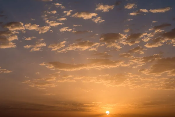 Günbatımı / gündoğumu ile bulutlar