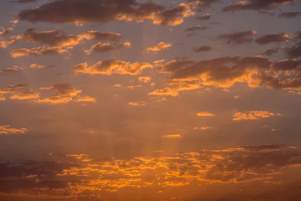 Günbatımı / gündoğumu ile bulutlar