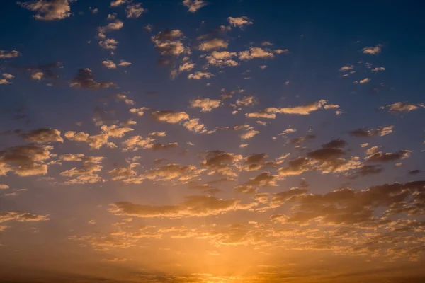 Günbatımı / gündoğumu ile bulutlar