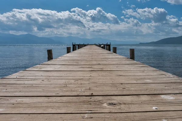 mpty göl kıyısında ahşap İskelesi