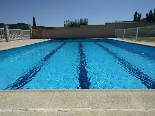 Piscina particular de pueblo. Particular swimming pool. — Stock Photo, Image