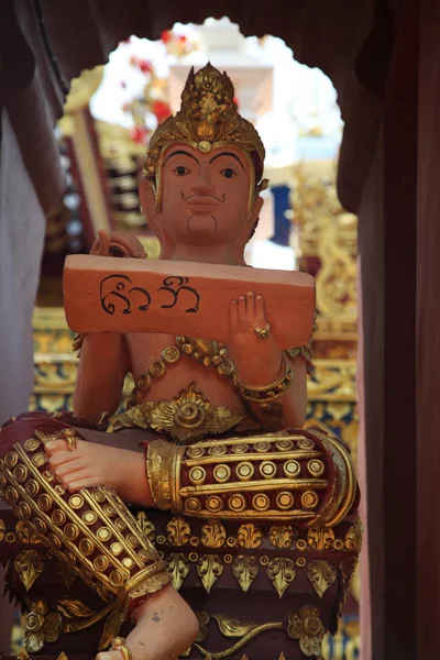 Beeldhouwkunst, architectuur en symbolen van boeddhisme, Thailand. — Stockfoto