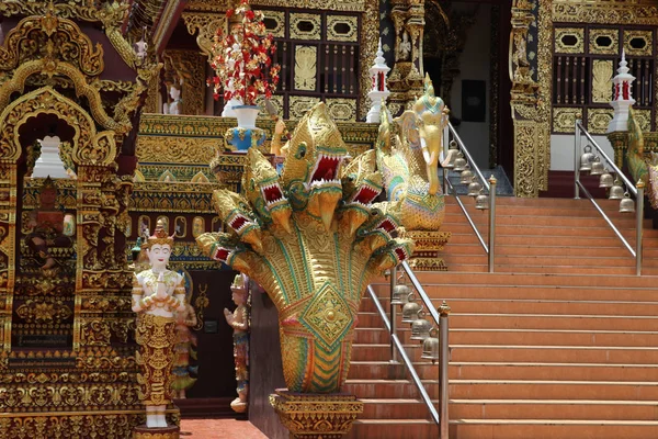 Skulptur, Architektur und Symbole des Buddhismus, Thailand. — Stockfoto