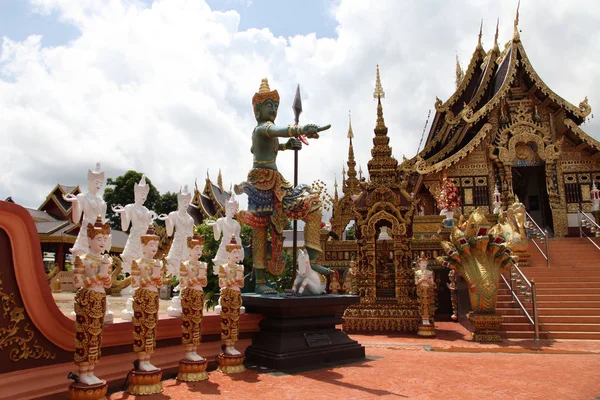 Beeldhouwkunst, architectuur en symbolen van boeddhisme, Thailand. — Stockfoto