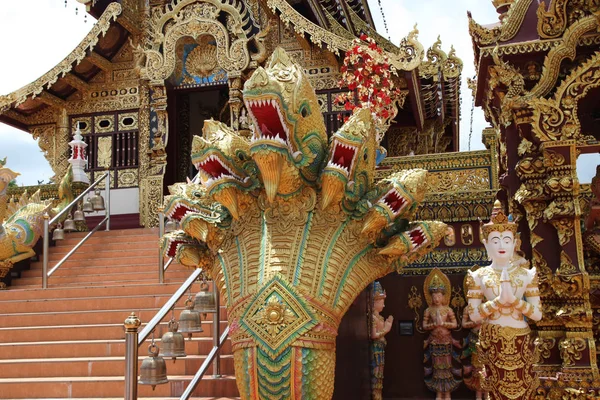 Escultura, arquitectura y símbolos del budismo, tailandia. — Foto de Stock