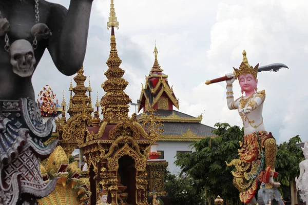 Escultura, arquitectura y símbolos del budismo, tailandia — Foto de Stock