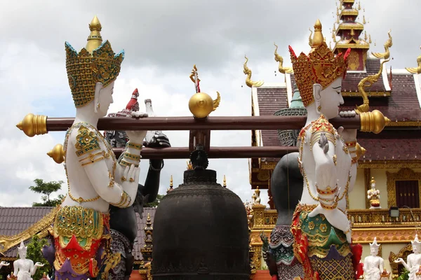 Escultura, arquitectura y símbolos del budismo, tailandia — Foto de Stock