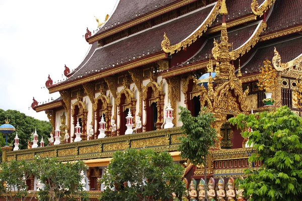 Beeldhouwkunst, architectuur en symbolen van boeddhisme, Thailand — Stockfoto