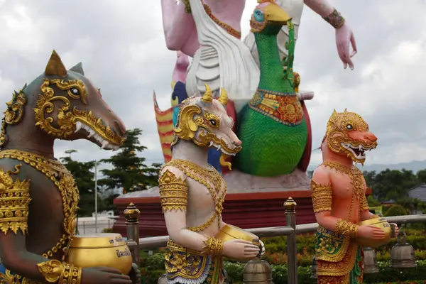 Escultura, arquitectura y símbolos del budismo, tailandia — Foto de Stock