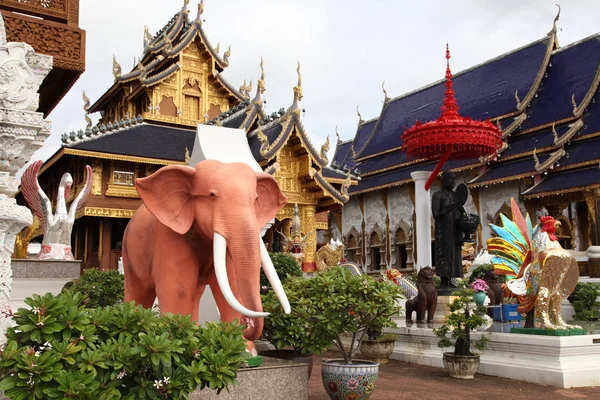 Beeldhouwkunst, architectuur en symbolen van boeddhisme, Thailand — Stockfoto