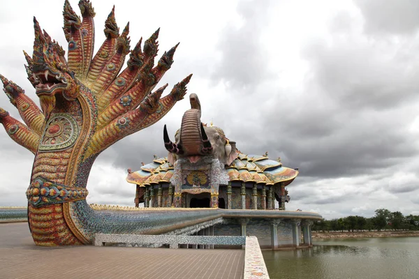 Skulptur, Architektur und Symbole des Buddhismus, Thailand — Stockfoto