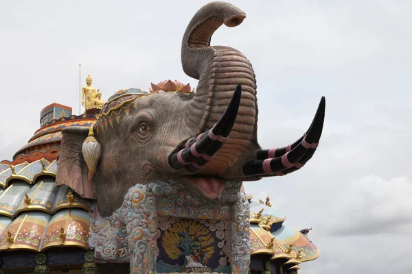 Szobrászat, építészet és szimbólumok buddhizmus, Thaiföld — Stock Fotó