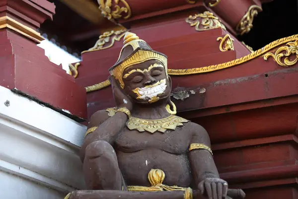 Beeldhouwkunst, architectuur en symbolen van boeddhisme, Thailand — Stockfoto