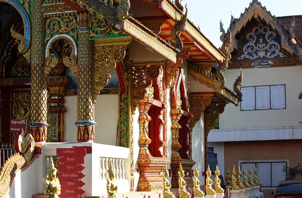 Szobrászat, építészet és szimbólumok buddhizmus, Thaiföld — Stock Fotó