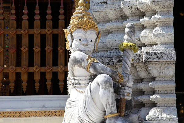 Beeldhouwkunst, architectuur en symbolen van boeddhisme, Thailand — Stockfoto