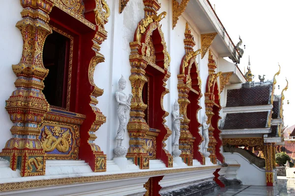 Skulptur, Architektur und Symbole des Buddhismus, Thailand — Stockfoto