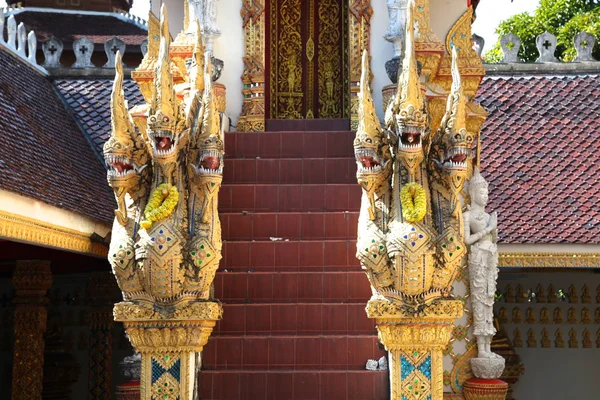 Socha, architektura a symboly buddhismu, thailandu — Stock fotografie