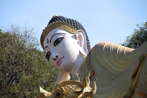 Skulptur, Architektur und Symbole des Buddhismus, Thailand — Stockfoto