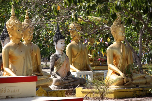 Скульптура, архитектура и символы буддизма, Таиланд — стоковое фото